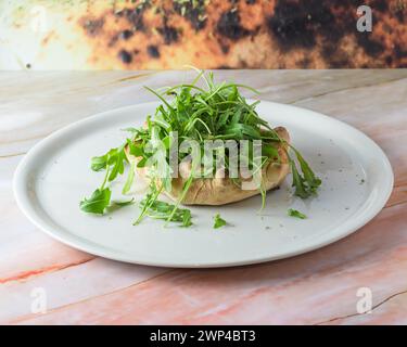 Fugazzeta Argentine farcie Pizza est remplie d'une couche de fromage mozzarella avec des oignons tranchés et encore plus de fromage sur le dessus gros plan dans l'assiette Banque D'Images