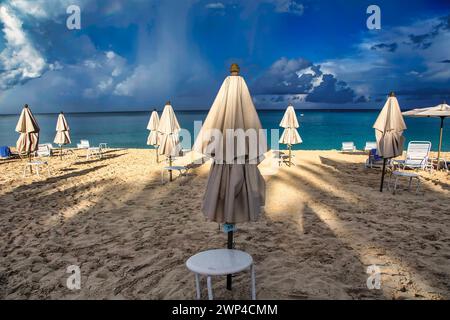 Scène tôt le matin sur une plage des Caraïbes Banque D'Images