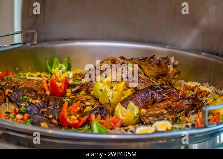 ouzi d'agneau ou mandi d'agneau dans un buffet arabe Banque D'Images