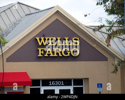 Miami, Floride, États-Unis - 24 février 2024 : entrée du bureau de la banque Wells Fargo. Banque D'Images