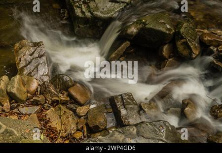Vue de haut en bas de l'eau d'un petit ruisseau de montagne en cascade sur des rochers et des rochers en Corée du Sud Banque D'Images
