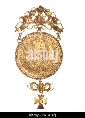 Une pièce de 1617 6 ducat comporte un cadre décoratif avec deux suspensions. Il représente les princes Jan Christian de Brest (1591-1639) et Jerzy Rodolphe de Legnica (1595-1653) en armure paradna. La pièce comprend des estampes Talar dorées, des lettres et les armoiries des duchés de Brest et de Legnica-Brzeski. Il met en valeur la famille Piast et montre les princes comme des figures semi-hautes face à face. Banque D'Images