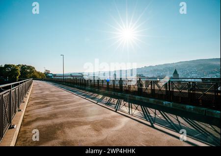 Ambiance matinale sur un pont vide avec vue sur la ville à la lumière chaude du soleil, piste cyclable, Nordbahntrasse, Barmen, Wuppertal, Bergisches Land Banque D'Images