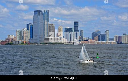 Voilier sur la rivière Hudson en face de gratte-ciel de Jersey City, New Jersey, États-Unis Banque D'Images