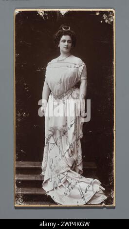 Portrait de Maryla Colonella, infanterie, dans le costume de Diana du 2e acte de l'opéra 'comtesse' 'Stanis Awa Moniuszko (le personnage entier) - photographie avec dédicace pour Aleksander Rajchman du 8 mars 1904 ; vers 1904; avant 8.03.1904 (1900-00-00-1904-00-00);Colonelli-Szląskowska, Maryla (FL. CA 1904), Colonelli-Szląskowska, Maryla (FL. CA 1904)-dédicace de Colonelli-Szląskowska, Maryla (FL. CA 1904)-iconographie, Moniuszko, Stanisław (1819-1871). Comtesse, partage plus, Rajchman, Aleksander (1855-1915), Rajchman, Aleksander (1855-1915)-dédicace pour Rajchman, Aleksander (1 Banque D'Images