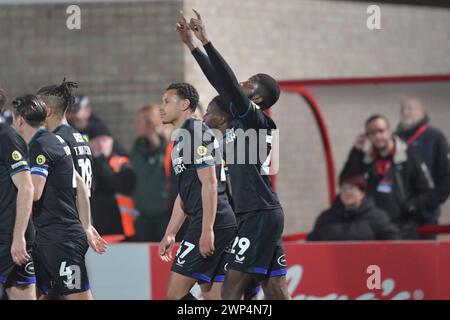 Cheltenham, Angleterre. 5 mars 2024. Daniel Kanu de Charlton Athletic célèbre après avoir marqué lors du match Sky Bet EFL League One entre Cheltenham Town et Charlton Athletic. Kyle Andrews/Alamy Live News Banque D'Images