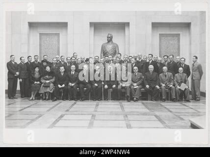 Portrait collectif d'un grand groupe visitant le Musée National de Varsovie lors de l'exposition "Varsovie hier, aujourd'hui, demain" entre octobre 1938 et avril 1939, dont le président Stefan Starzyński. Fait partie des expositions polonaises documentant l'art, la sculpture et les personnages historiques. Banque D'Images