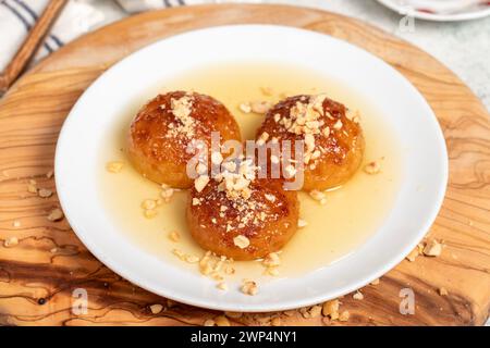 Dessert Kemalpasa au lait. Desserts de cuisine turque et moyen-orientale. Repas du ramadan. Kemalpaşa dessert sur une planche de service en bois Banque D'Images