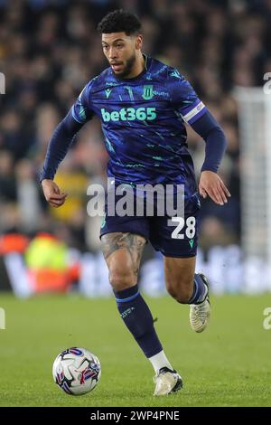 Leeds, Royaume-Uni. 05 mars 2024. Josh Laurent de Stoke City sur le ballon lors du match du Sky Bet Championship Leeds United vs Stoke City à Elland Road, Leeds, Royaume-Uni, le 5 mars 2024 (photo par James Heaton/News images) à Leeds, Royaume-Uni le 5/03/2024. (Photo de James Heaton/News images/SIPA USA) crédit : SIPA USA/Alamy Live News Banque D'Images