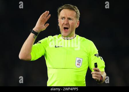 Leeds, Royaume-Uni. 05 mars 2024. L'arbitre Oliver Langford fait des gestes et réagit lors du match du Sky Bet Championship Leeds United vs Stoke City à Elland Road, Leeds, Royaume-Uni, le 5 mars 2024 (photo par James Heaton/News images) à Leeds, Royaume-Uni le 5/03/2024. (Photo de James Heaton/News images/SIPA USA) crédit : SIPA USA/Alamy Live News Banque D'Images