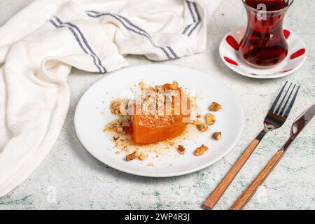Dessert à la citrouille. Desserts de cuisine turque et moyen-orientale. Nourriture du Ramadan. Dessert à la citrouille avec sorbet sur une planche de service en bois Banque D'Images