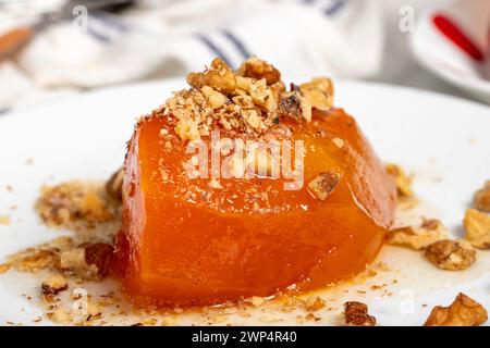 Dessert à la citrouille. Desserts de cuisine turque et moyen-orientale. Nourriture du Ramadan. Dessert à la citrouille avec sorbet sur une planche de service en bois Banque D'Images