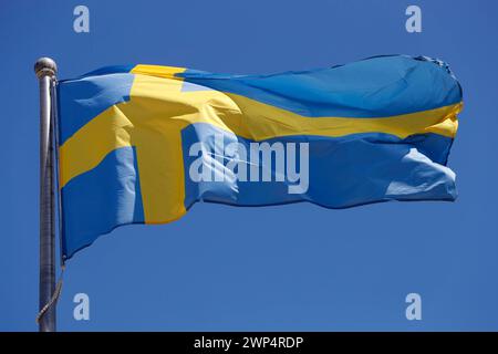 21.02.2024, Doha, QAT - Nationalfahne von Schweden. Aussen, Aussenaufnahme, Beflaggung, Europa, europaeisch, Fahne, Flagge, flattern, flatternd, Freisteller, gehisst, Himmel, Laenderfahne, Laenderflagge, Landesflagge, Nationalfahne, Nationalfarbe, Nationalflagge, Nationalstolz, niemand, Nordeuropa, QF, Querformat, Schweden, Schwedenfahne, Schwedenflagge, schwedisch, Skandinavien, skandinavisch, Staatsfahne, Staatsflagge, Staatssymbol, wehen, wehend, vent, Windig, Wirtschaft 240221D081DOHA.JPG *** 21 02 2024, Doha, QAT drapeau national de Suède dehors, extérieur, drapeau, Europe, européen, drapeau, Banque D'Images