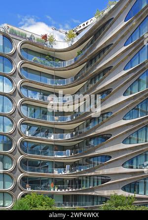 Façade d'un immeuble résidentiel 520 West 28th Street par l'architecte Zaha Hadid, à High Line Park, Hudson Yards, quartier de Chelsea, West Manhattan Banque D'Images