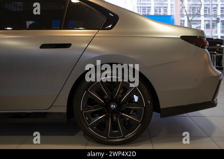 Argent mat bmw 7er Limousine G70, luxueuse bmw Reihe 740D 2024 berline puissante, technologie de pointe dans l'industrie automobile, Francfort, Allemagne - Mar Banque D'Images