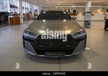 Argent mat bmw 7er Limousine G70, luxueuse bmw Reihe 740D 2024 berline puissante, technologie de pointe dans l'industrie automobile, Francfort, Allemagne - Mar Banque D'Images