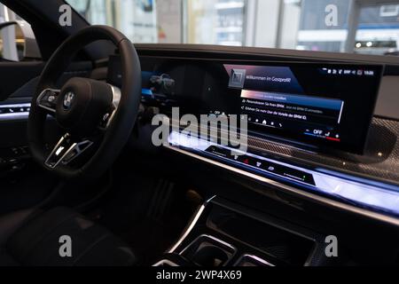 Tableau de bord noir, tableau de bord, groupe de jauges numériques, intérieur, volant bmw 7er Limousine G70, bmw i7, technologie avancée dans l'automobile in Banque D'Images