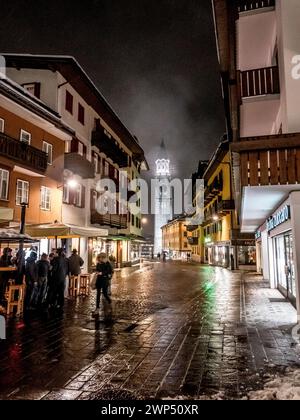 L'image est d'une scène de rue nocturne hivernale dans la station balnéaire de Cortina d'Ampezzo située dans les célèbres montagnes des Dolomites italiennes Banque D'Images