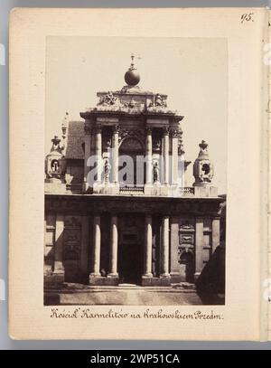 Cette image de 1861-1863 montre la façade de l'église carmélite de l'Assomption sur la Krakowskie Przedmieście, Varsovie, capturée sur papier albumine, illustrant l'architecture ecclésiastique et le contexte urbain. Banque D'Images