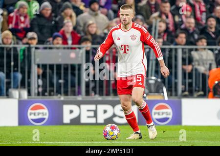 Munchen, Allemagne. 05 mars 2024. MUNCHEN, ALLEMAGNE - 5 MARS : Eric Dier du Bayern Munchen dribble avec le ballon lors de l'UEFA Champions League, Round of 16, match de 2e manche entre le Bayern Munchen et le Lazio à l'Allianz Arena le 5 mars 2024 à Munchen, Allemagne. (Photo par Andre Weening/Orange Pictures) crédit : Orange pics BV/Alamy Live News Banque D'Images