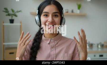 Webcam View souriant fille arabe dans des écouteurs heureuse femme d'affaires indienne ethnique étudiante parlant à l'appel de vidéoconférence en ligne Banque D'Images