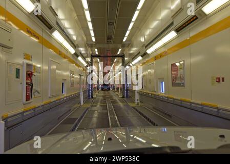 Vue du siège avant d'un véhicule circulant à l'intérieur du wagon transportant le Shuttle dans le tunnel sous la Manche, février 2023 Banque D'Images