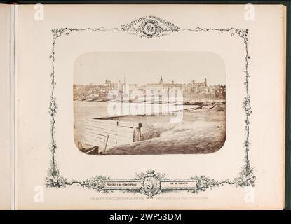 1857 vue panoramique de Varsovie depuis la rive droite de la Vistule, montrant l'usine de Jan Rolbiecki, le pont, le château royal, la vieille ville, les églises Bernardines, et les caractéristiques du paysage urbain, y compris les lanternes et les rues. Banque D'Images