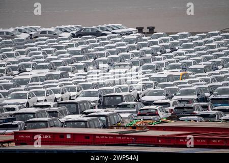 Stellfläche für Import Fahrzeuge, hunderte von Hyundai Ioniq, Elektro Autos, warten auf den Weitertransport, AM EUROGATE Containerterminal im Überseehafen von Bremerhaven, Niedersachsen, Deutschland Überseehafen Bremerhaven *** parking pour véhicules d'importation, centaines de Hyundai Ioniq, voitures électriques, en attente de transport, au terminal à conteneurs EUROGATE dans le port d'outre-mer de Bremerhaven, basse-Saxe, Allemagne Überseehafen Bremerhaven Banque D'Images