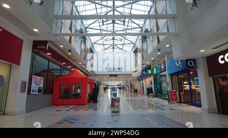 Intérieur du centre commercial Regent, plafond de verre et boutiques sur les côtés Banque D'Images