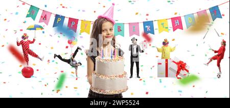Célébration d'anniversaire, fille avec un gâteau, des clowns et des magiciens se parfumant dans le dos isolé sur fond blanc Banque D'Images