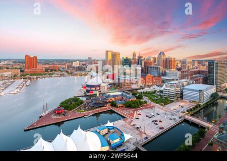 Baltimore, Maryland, USA Skyline sur le port intérieur au crépuscule. Banque D'Images