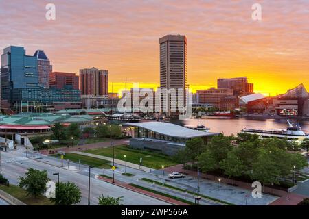 Baltimore, Maryland, USA skyline sur l'Inner Harbor à l'aube. Banque D'Images