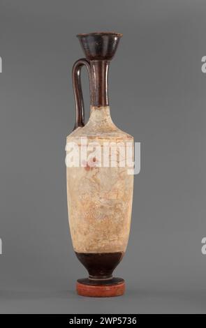 Ancien plat peint par le peintre Trygliv, vers 430–420 av. J.-C., représentant une femme et Charon de la mythologie. Le vaisseau est un objet rituel de la période classique. Banque D'Images