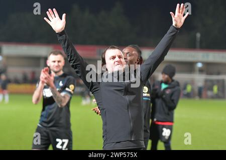 Cheltenham, Angleterre. 5 mars 2024. Nathan Jones, directeur de Charlton Athletic, célèbre après le match Sky Bet EFL League One entre Cheltenham Town et Charlton Athletic. Kyle Andrews/Alamy Live News Banque D'Images