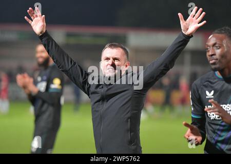 Cheltenham, Angleterre. 5 mars 2024. Nathan Jones, directeur de Charlton Athletic, célèbre après le match Sky Bet EFL League One entre Cheltenham Town et Charlton Athletic. Kyle Andrews/Alamy Live News Banque D'Images