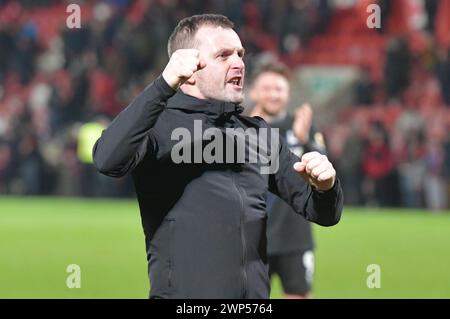 Cheltenham, Angleterre. 5 mars 2024. Nathan Jones, directeur de Charlton Athletic, célèbre après le match Sky Bet EFL League One entre Cheltenham Town et Charlton Athletic. Kyle Andrews/Alamy Live News Banque D'Images