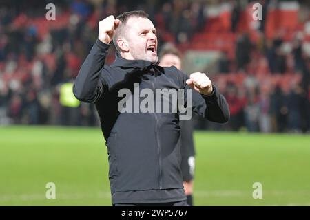 Cheltenham, Angleterre. 5 mars 2024. Nathan Jones, directeur de Charlton Athletic, célèbre après le match Sky Bet EFL League One entre Cheltenham Town et Charlton Athletic. Kyle Andrews/Alamy Live News Banque D'Images