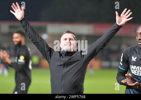 Cheltenham, Angleterre. 5 mars 2024. Nathan Jones, directeur de Charlton Athletic, célèbre après le match Sky Bet EFL League One entre Cheltenham Town et Charlton Athletic. Kyle Andrews/Alamy Live News Banque D'Images