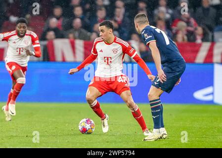 Munchen, Allemagne. 05 mars 2024. MUNCHEN, ALLEMAGNE - 5 MARS : Jamal Musiala du Bayern Munchen est défié par Adam Marusic du Lazio lors de l'UEFA Champions League, Round of 16, match de 2e manche entre le Bayern Munchen et le Lazio à l'Allianz Arena le 5 mars 2024 à Munchen, Allemagne. (Photo par Andre Weening/Orange Pictures) crédit : Orange pics BV/Alamy Live News Banque D'Images