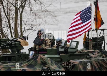 Korzeniewo, Pologne. 05 mars 2024. Des militaires américains présentent le transfert de chars et de véhicules blindés via la Vistule lors de l'exercice Dragon-24 de l'OTAN, qui fait partie de l'exercice à grande échelle du Defender-24. Les exercices, qui se déroulent principalement en Europe centrale, impliquent quelque 90 000 soldats de tous les pays de l'OTAN ainsi que de la Suède. Le but de Steadfast Defender-24 est de dissuader et de présenter des capacités défensives face à l'agression. Crédit : SOPA images Limited/Alamy Live News Banque D'Images