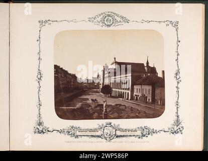 Varsovie. Krakowskie Przedmia avec l'église. Anna (Bernardine). Vue de la maison d'habitation Malcza vers la place Zamkowy. ; Beyer, Karol (1818-1877) ; 1858 (1858-00-00-1858-00-00) ; figure de notre-Dame de Pasawska (Varsovie), Krakowskie Przedmieście (Varsovie - Rue), Varsovie (Herb), Varsovie (Voïvodie masovienne), Albums photographiques, Bernardyni (ordre), Bruk, armoiries de la ville, colonne de Zygmunt III Vasa (Varsovie), Églises Bernardine, église des nouveaux Anna (Varsovie - Śródmieście), Plac Zamkowy (Varsovie), sculpture religieuse, enseigne, achat (provenance) Banque D'Images