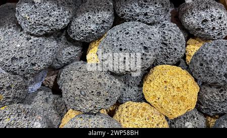 Ensemble de pierres ponces naturelles colorées sur un stand dans un bazar d'épices dans la rue d'Assouan Egypte Banque D'Images