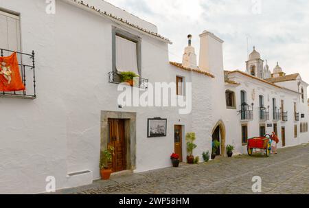 Culture voyage Portugal petites villes historiques dans l'Alentejo vue sur le village blanc Monsaraz au Portugal Banque D'Images