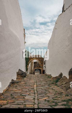 Culture voyage Portugal petites villes historiques dans l'Alentejo vue sur le village blanc Monsaraz au Portugal Banque D'Images