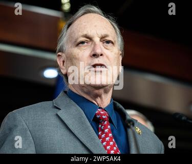 Washington, États-Unis. 05 mars 2024. Le représentant américain Andy Biggs (R-AZ) s'exprimant lors d'une conférence de presse sur le stand with Israel Resolution, au Capitole des États-Unis. Crédit : SOPA images Limited/Alamy Live News Banque D'Images