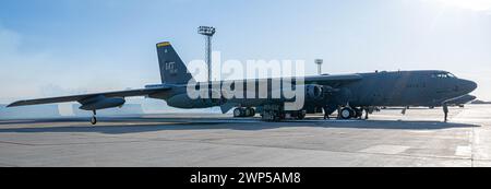 Un B-52H Stratofortress de l'US Air Force affecté au 69th Bomb Squadron tourne au ralenti sur la ligne de vol à Minot Air Force base, Dakota du Nord, le 28 février 2024. Le B-52 est en service depuis plus de 60 ans et devrait servir dans les années 2050 grâce à des améliorations modernes. (Photo de l'US Air Force par Airman 1st Class Kyle Wilson) Banque D'Images