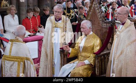 Service du couronnement du roi Charles III, tenant « l'épée de l'offrande » incrustée de pierres précieuses. Donné au roi avec l'ordre qu'il devrait être utilisé pour la protection du bien et la punition du mal, Westminster Abbey Westminster Londres Royaume-Uni 6 mai 2023 Banque D'Images