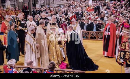 Hommage du roi Charles III couronnement avec le prince William, prince de Galles, duc de Cambridge, s'agenouille devant son père le roi Charles III, et place ses mains entre les mains du roi et dit: 'moi, William, Prince de Galles, je vous promets ma loyauté et la foi et la vérité que je vous porterai, en tant qu'homme de vie et de membre de votre siège. Abbaye de Westminster Westminster Londres Royaume-Uni 6 mai 2023 Banque D'Images