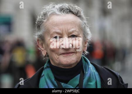 Londres, Royaume-Uni. 05 mars 2024. Jenny Jones, baronne Jones de Moulsecoombe, membre de la Chambre des lords pour le Parti vert, prend la parole lors de la manifestation. Les manifestants et les militants des groupes écologistes se rassemblent devant le Département de la sécurité énergétique et du Net Zero (DESNZ) contre les subventions continues aux centrales électriques de Drax et Lynemouth, arguant qu'elles contribuent à la déforestation en brûlant du bois et des granulés, ne contribuant ainsi pas réellement à l'énergie verte. Crédit : Imageplotter/Alamy Live News Banque D'Images