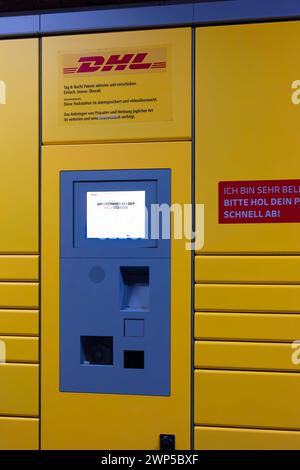 Coblence, Allemagne - 19 février 2024 : terminal d'une station d'emballage DHL, un terminal automatisé de collecte et d'expédition de colis en libre-service Banque D'Images